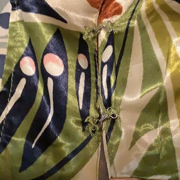 Truth Women’s large balloon puff sleeve hook/ loop closure tie front cropped top - Picture 10 of 16